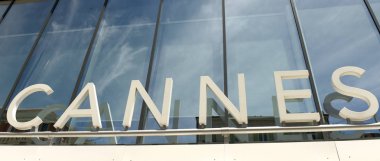 Cannes, Fransa - 21 Haziran 2019: Ana demiryolunda Cannes tabelası