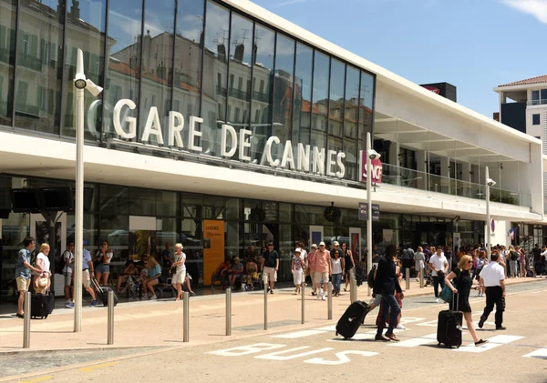 Cannes, france - 21. Juni 2019: Menschen in der Nähe des gare de cannes t — Stockfoto