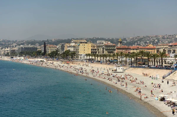 Nice, França - 19 de junho de 2019: Vista da praia e passeio marítimo de — Fotografia de Stock