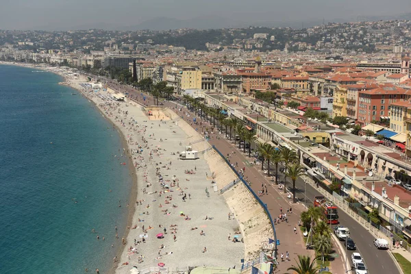 Nice, França - 19 de junho de 2019: Vista da praia e passeio marítimo de — Fotografia de Stock