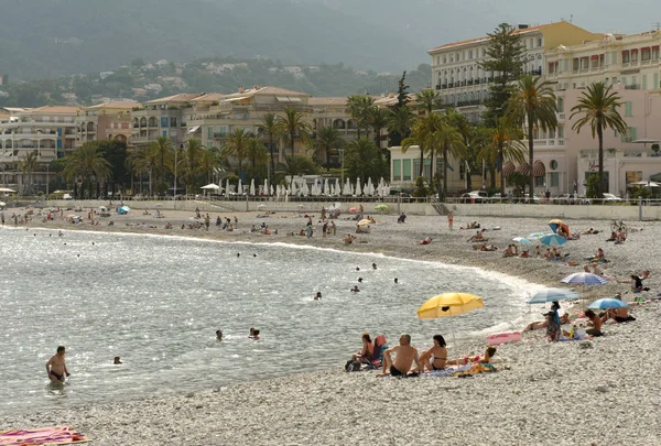 Menton, Francia - 18 de junio de 2019: La gente descansa en la playa del Menton en Costa Azul de la Riviera Francesa . —  Fotos de Stock