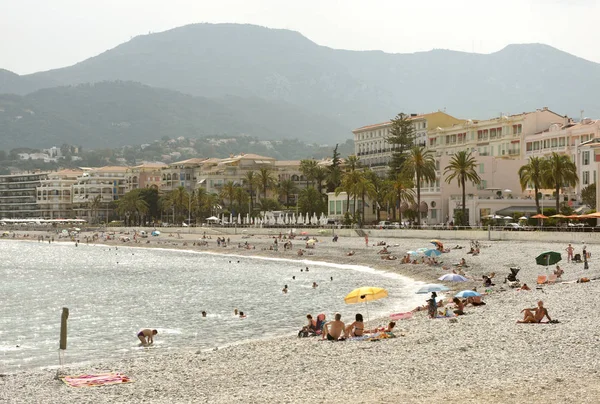 Menton, Francia - 18 de junio de 2019: La gente descansa en la playa del Menton en Costa Azul de la Riviera Francesa . —  Fotos de Stock