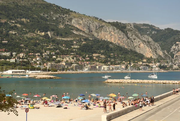 Menton, França - 18 de junho de 2019: As pessoas descansam na praia do Menton na Costa do Marfim da Riviera Francesa . — Fotografia de Stock