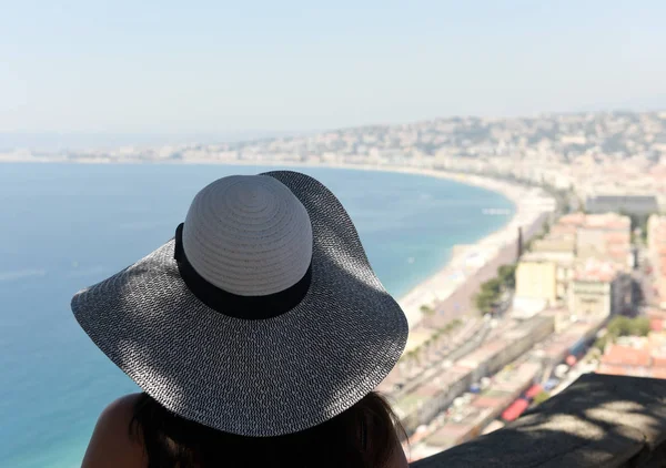 Nice, france - 19. Juni 2019: Frau mit Hut blickt auf den Strand — Stockfoto