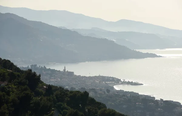 Menton, Provence-Alpes-Cote d ' Azur, Francie. Kote d ' Azur Francouzská Riviéra. — Stock fotografie