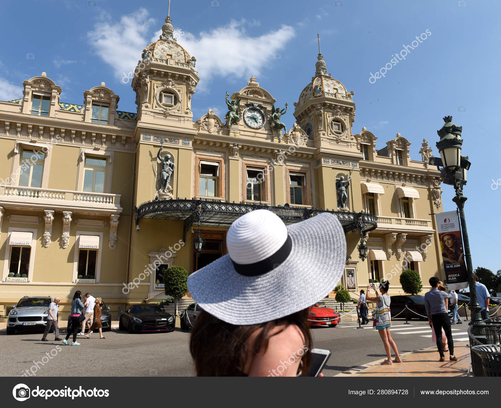 摩纳哥蒙特卡洛赌场附近的人. —— 库存社论照片© Bumble-Dee #280894728