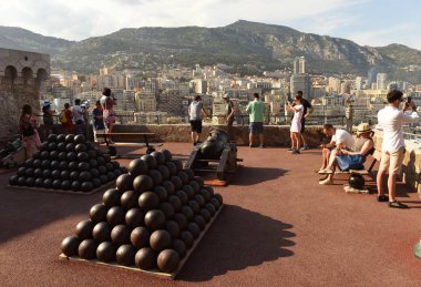 Monako - 17 Haziran 2019: Monako'nun merkezindeki insanlar.