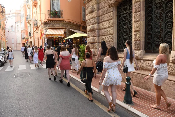 Monaco - 17. juni 2019: menschen im zentrum von monaco. — Stockfoto