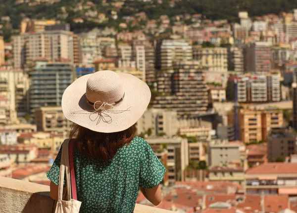 Frau mit Hut blickt auf den Immobilienmonaco und beausoleil — Stockfoto