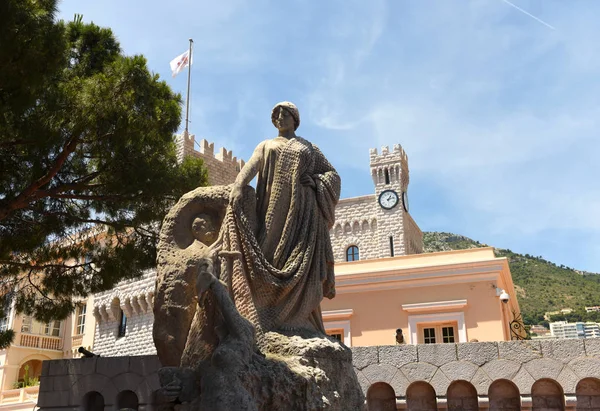 Το άγαλμα του πρίγκιπα του Μονακό στην πόλη του Μονακό. — Φωτογραφία Αρχείου