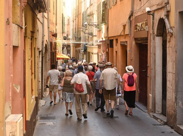 Multidões de turistas no centro de Nice . — Fotografia de Stock