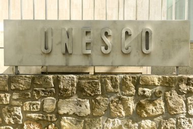Paris'teki ana bina üzerinde Unesco logosu, Fransa. 