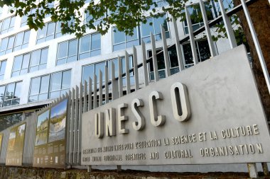 Paris'teki ana bina üzerinde Unesco logosu, Fransa. 