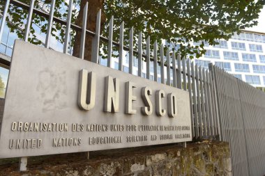 Paris'teki ana bina üzerinde Unesco logosu, Fransa. 