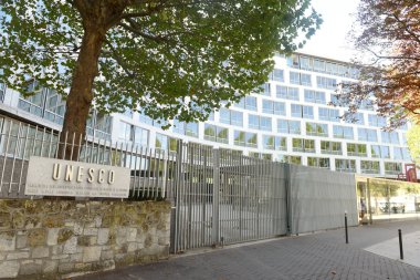 Paris'teki ana bina üzerinde Unesco logosu, Fransa. 