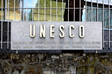 Paris'teki ana bina üzerinde Unesco logosu, Fransa. 