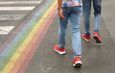 zebra geçiş ve yolda bir gökkuşağı bayrağı. Lgbt
