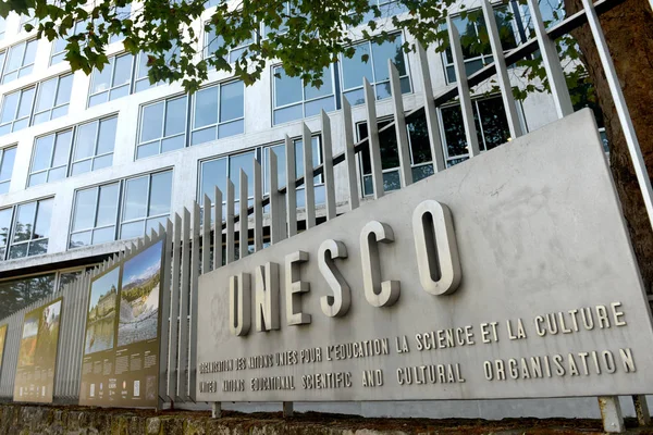 Le logo de l'UNESCO sur le bâtiment principal à Paris, France . — Photo