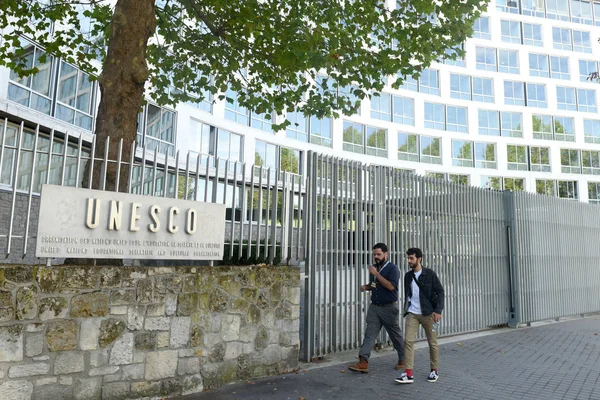 El logotipo de la UNESCO en el edificio principal de París, Francia . — Foto de Stock