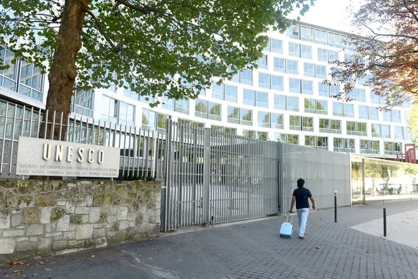 El logotipo de la UNESCO en el edificio principal de París, Francia . — Foto de Stock