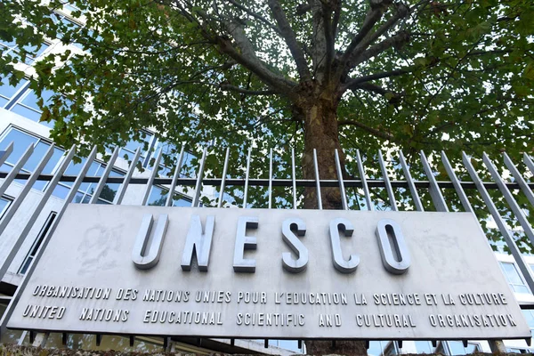 Le logo de l'UNESCO sur le bâtiment principal à Paris, France . — Photo