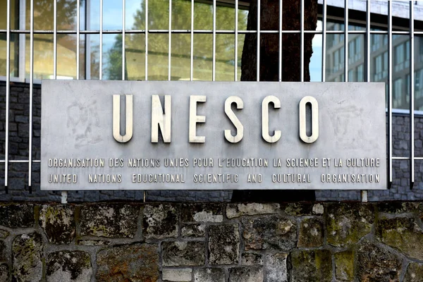 El logotipo de la UNESCO en el edificio principal de París, Francia . — Foto de Stock