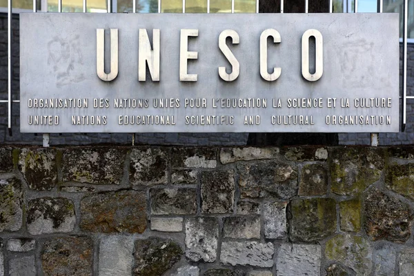 Le logo de l'UNESCO sur le bâtiment principal à Paris, France . — Photo