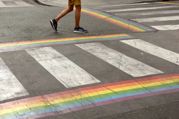 Skrzyżowanie zebry i tęczowa flaga na drodze. Lgbt — Zdjęcie stockowe