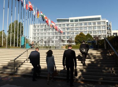 Strazburg, Fransa'da Avrupa Sarayı (Palais de l'Europe) binasına yakın kişiler.
