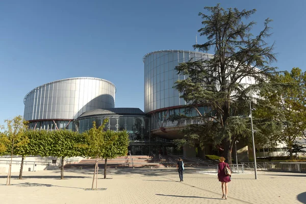 Edifício do Tribunal Europeu dos Direitos do Homem (CEDH ou CEDH) em Estrasburgo, França . — Fotografia de Stock