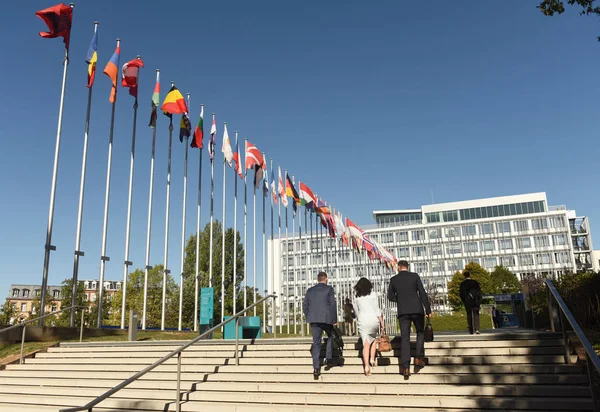 Люди поблизу будівлі палацу Європи (Palais De l'Europe) у Страсбурзі, Франція. — стокове фото