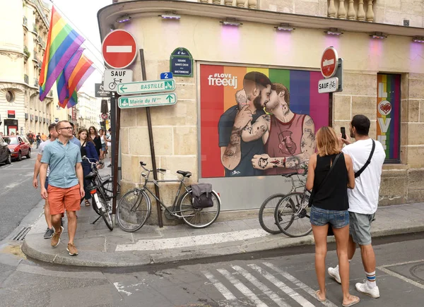 Pessoas no bairro gay em Paris, França . — Fotografia de Stock