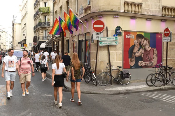 Pessoas no bairro gay em Paris, França . — Fotografia de Stock