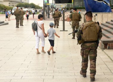 Paris'te La Defense iş bölgesinde askeri devriye.