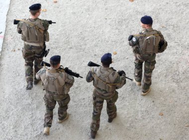  Paris'in merkezinde bir askeri devriye.
