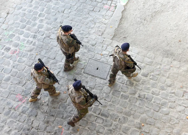 Eine Militärpatrouille im Zentrum von Paris. — Stockfoto