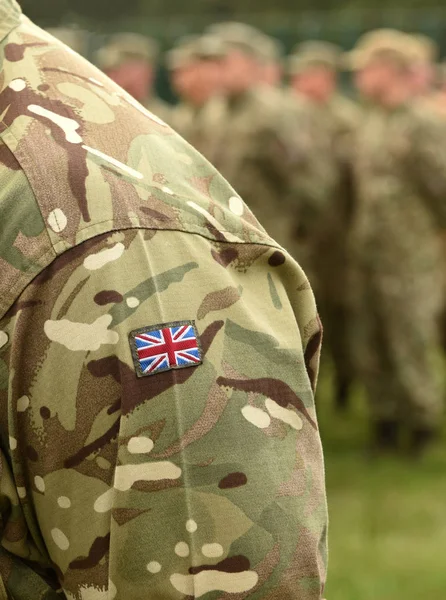 Βρετανική σημαία στο μπράτσο των στρατιωτών. Βρετανική στρατιωτική στολή. — Φωτογραφία Αρχείου