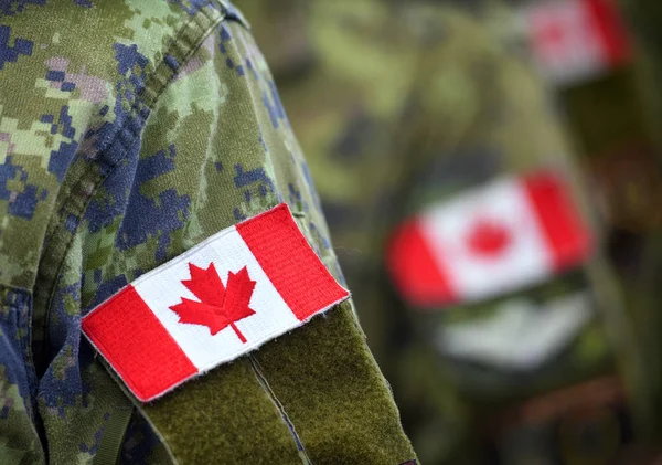 Kanadská vlajka na paži vojáků. Kanadské vojáky. Kanadská armáda — Stock fotografie