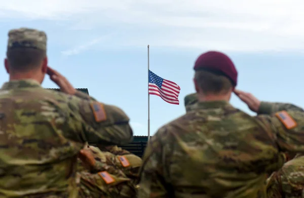 Amerikai katonák Saluting US Flag. Amerikai hadsereg — Stock Fotó