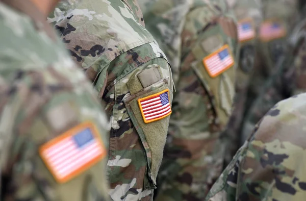アメリカの兵士と兵士の腕にアメリカの旗。アメリカ軍. — ストック写真