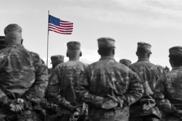 Soldados Americanos e Bandeira dos EUA. Exército dos EUA. Dia do veterinário — Fotografia de Stock