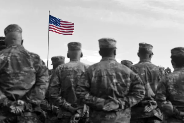 American Soldiers and Flag of USA. Ejército de EE.UU. Día del Veterano —  Fotos de Stock