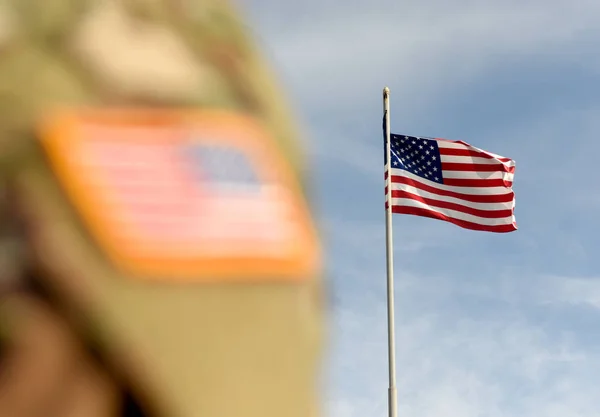 Soldados Americanos e Bandeira dos EUA. Exército dos EUA. Tropas americanas — Fotografia de Stock