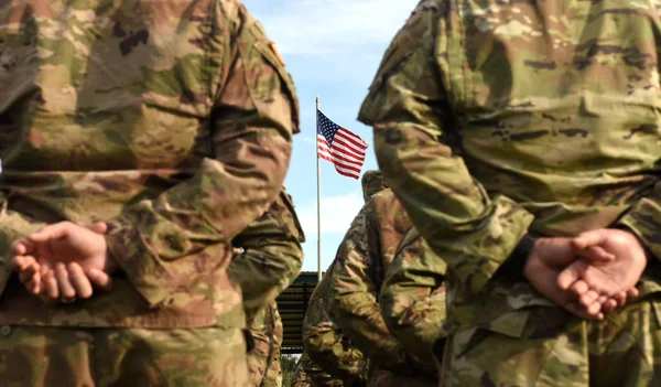 Αμερικανοί στρατιώτες και σημαία των ΗΠΑ. Ο στρατός μας. Ημέρα βετεράνου — Φωτογραφία Αρχείου