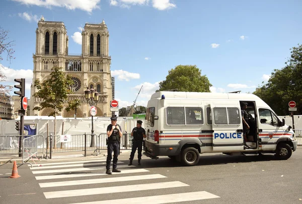 Rendőrség közelében Cathedrale Notre-Dame de Paris Párizsban, Franciaországban. — Stock Fotó