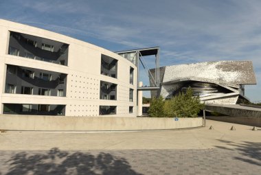Cite de la Musique (Müzik Şehri), Philharmonie 2 (R) ve Paris Filarmoni (Philharmonie de Paris) (L), Paris, Fransa olarak da bilinir.. 