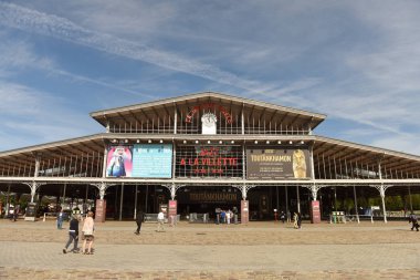 Paris'teki Grande halle de la Villette (Grande Halle aux Boeufs) Kültür merkezi yakınındaki insanlar. 