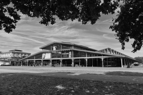 Centro cultural Grande halle de la Villette (Grande Halle aux Boeufs) en París, Francia . — Foto de Stock