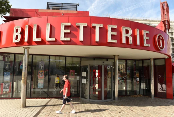 Taquilla (Folie Info-Billetterie) cerca de la Grande halle de la Villette en París, Francia . — Foto de Stock