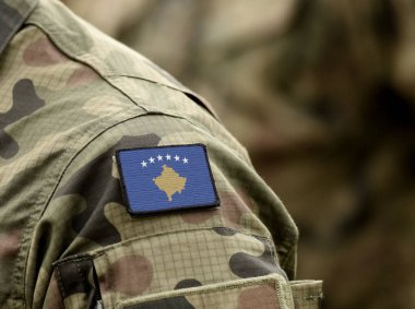 Askeri üniformalı Kosova bayrağı (kolaj).